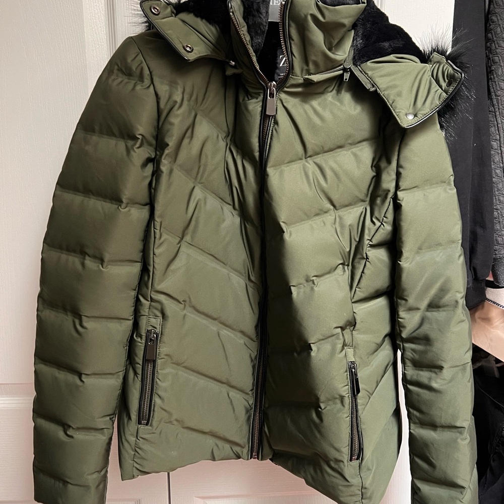 Zara Elegant moss and black puff coat